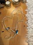auriculares brancos e azuis