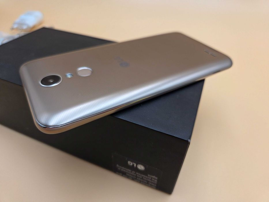 Smartfon LG K10 w kolorze złotym - jak nowy