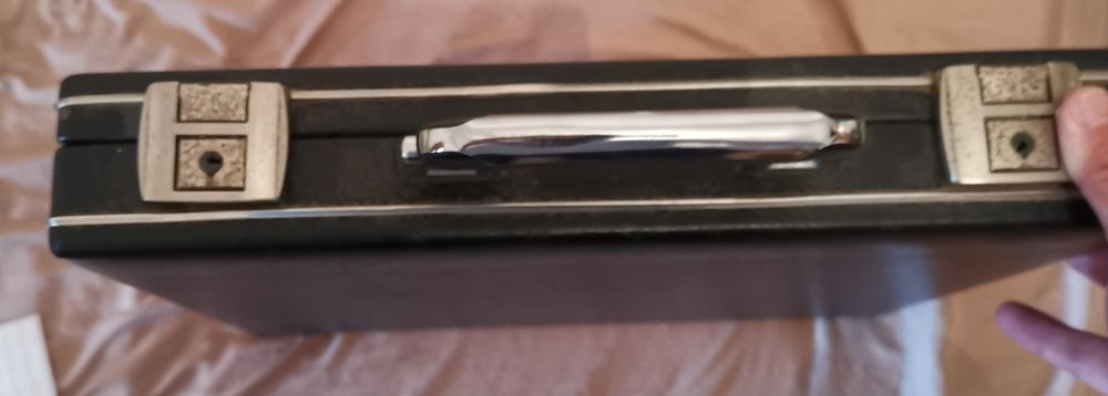 Briefcase Metálica Preta