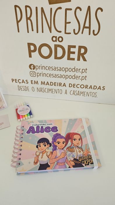 Livro colorir personagens