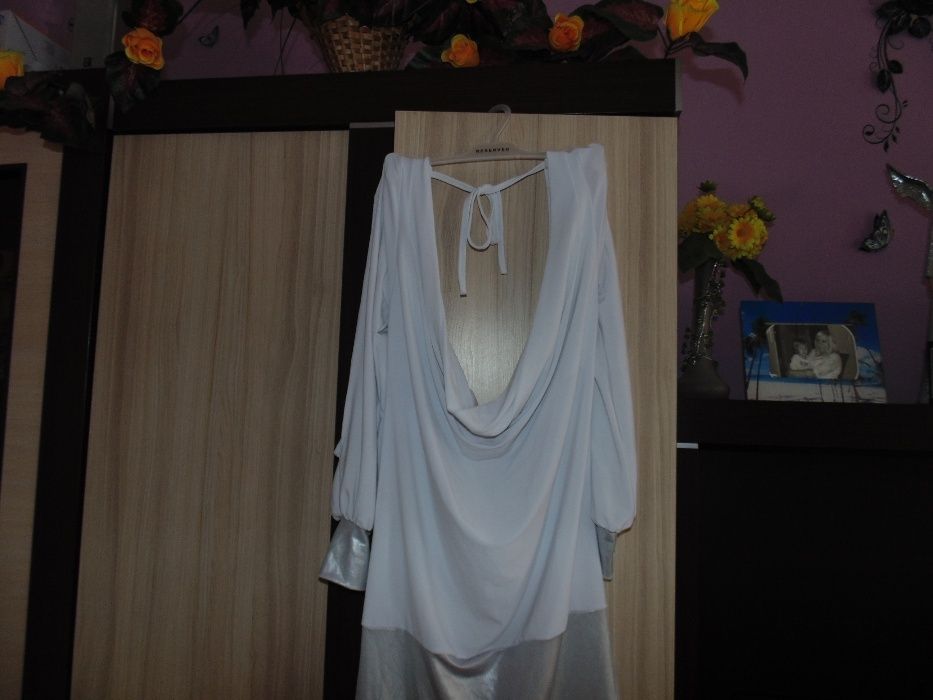 sukienka biała z gołymi plecami..