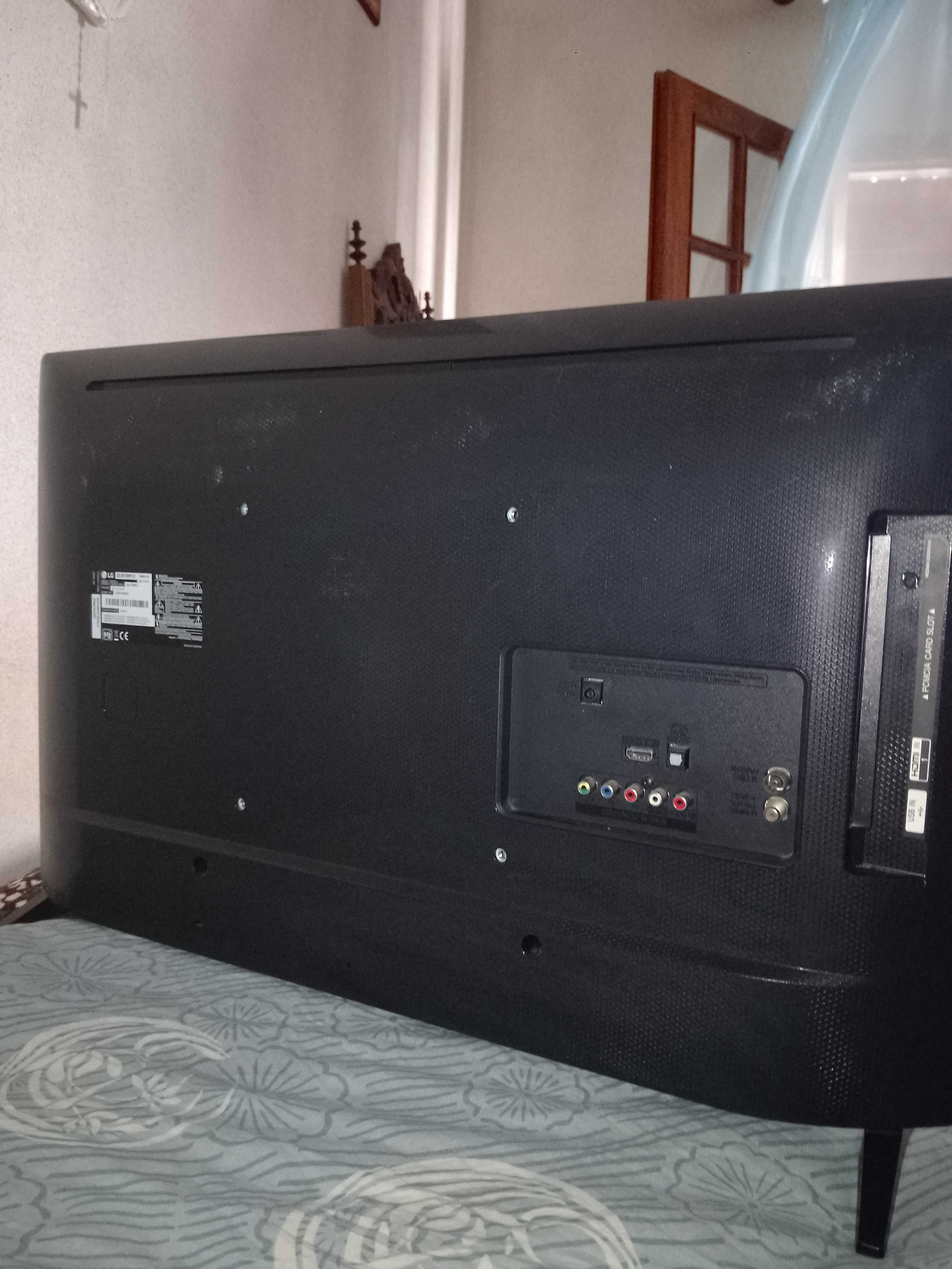 Tv lg semi nova , com pouco uso