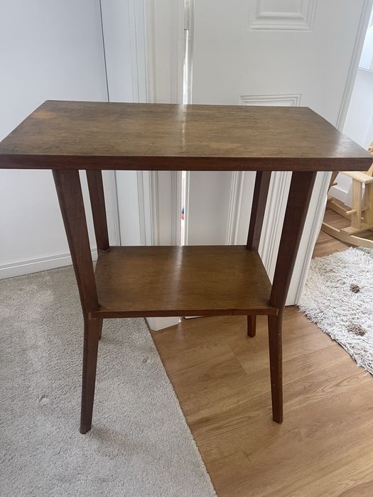Mesa de madeira vintage com prateleira