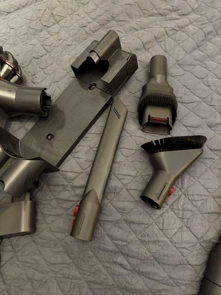 Duzy zadbany zastaw odkurzacz Dyson v8 Absolute nowa bateria filtry