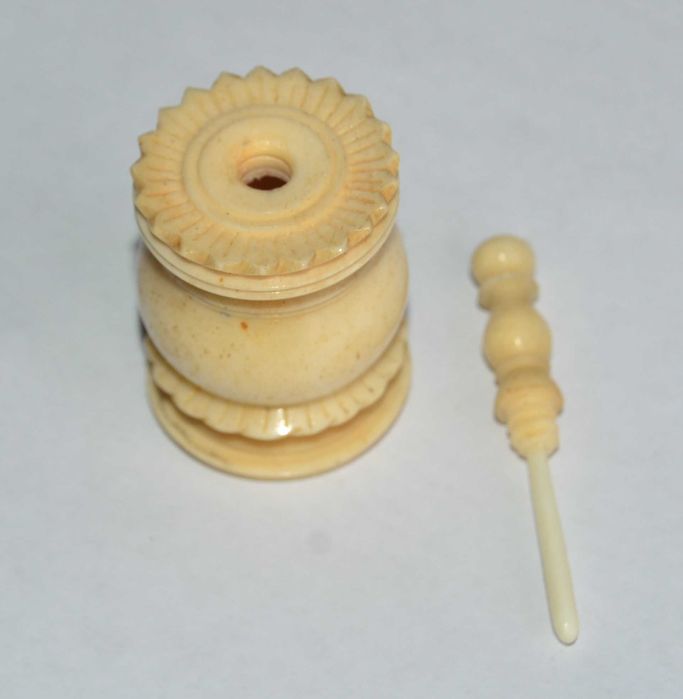 Frasco de Perfume Esculpido, Antigo Sec XIX