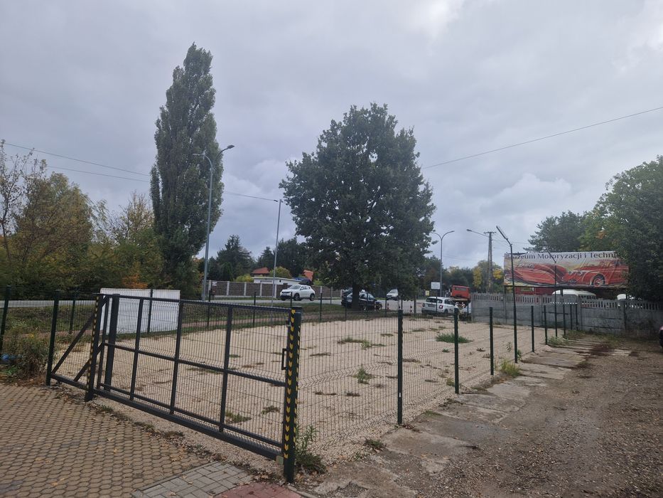Plac ogrodzony,  oświetlony,  monitorowany