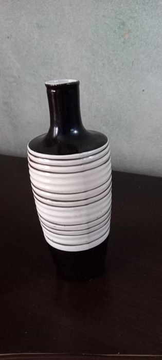 Продам фарфоровые изделия, кувшин с чашками, вазы