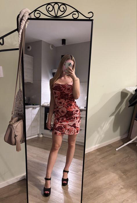 Sukienka w czerwone róże vintage