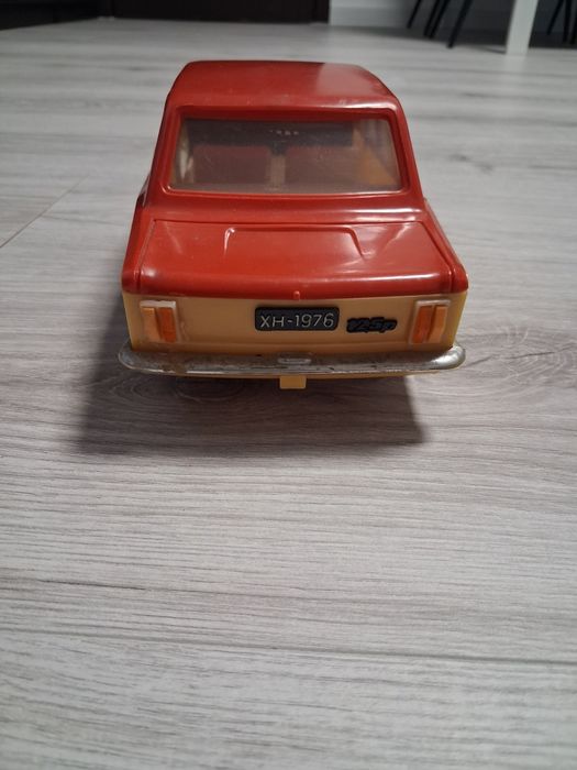 Fiat 125p zabawka kolekcjonerska prl