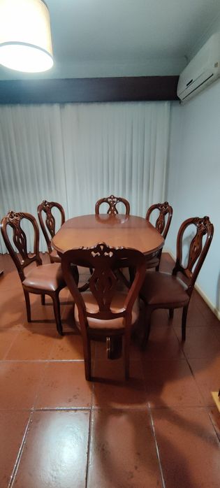 Mesa com 6 cadeiras de madeira