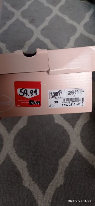 Piękne zamsozwe buty na obcasie nowe