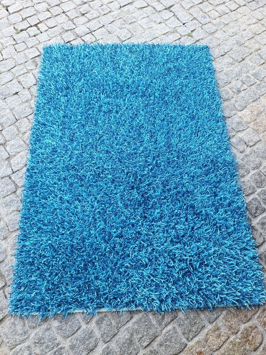 Carpete azul em bom estado