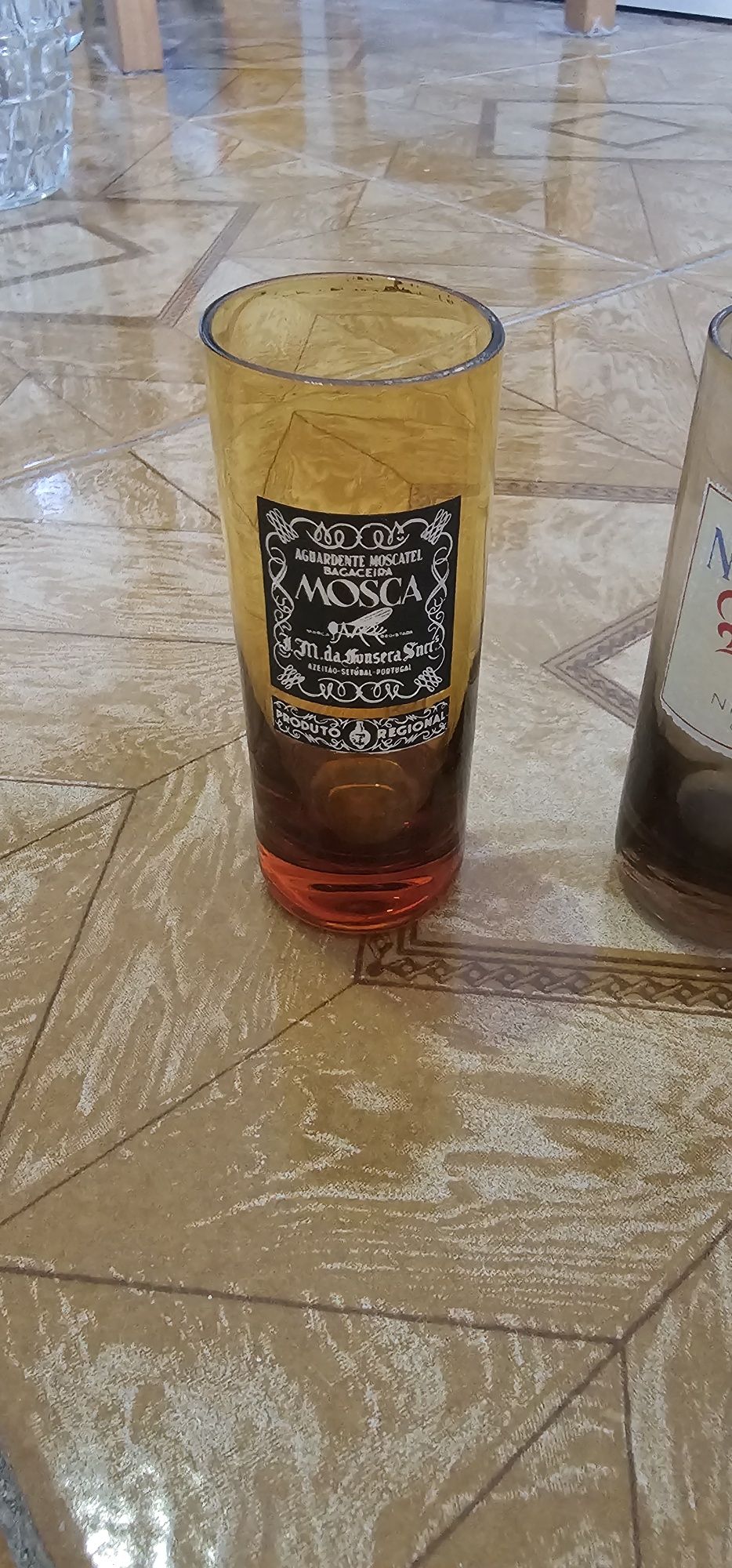 Copos de digestivo com publicidade a bebidas alcoólicas.