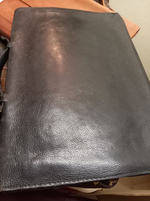 Pasta para documentos em couro na coo preta