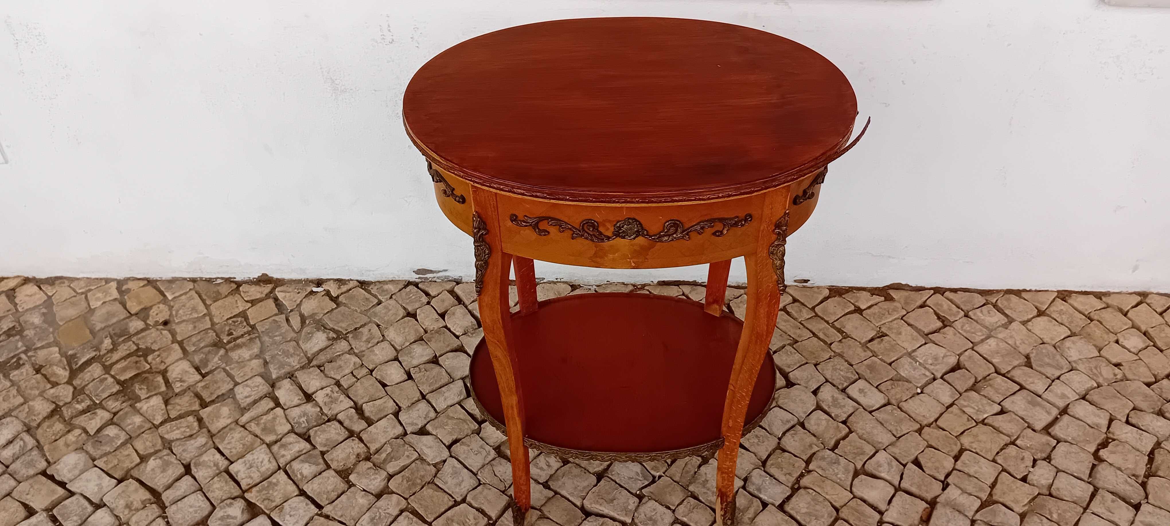 Mesa de apoio oval com dois níveis gaveta e aplicações em metal