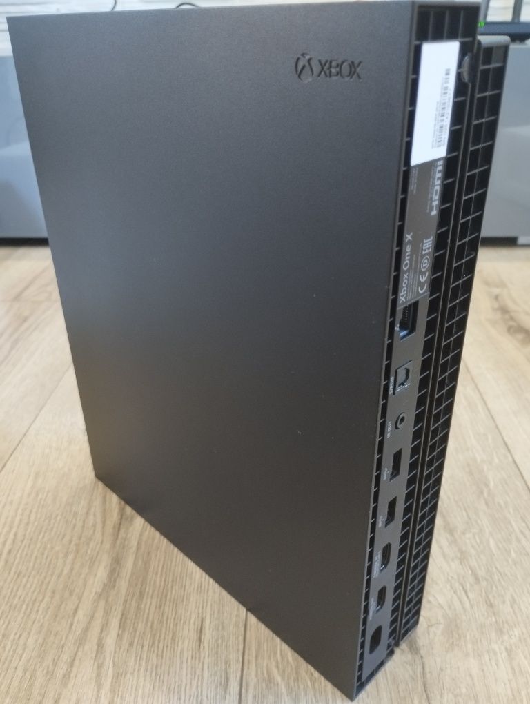 Konsola Xbox One X w zestawie.