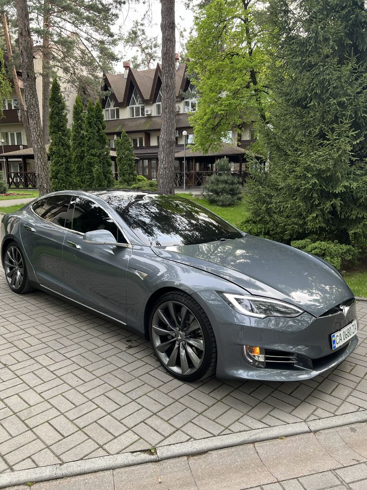 Tesla Model S 85