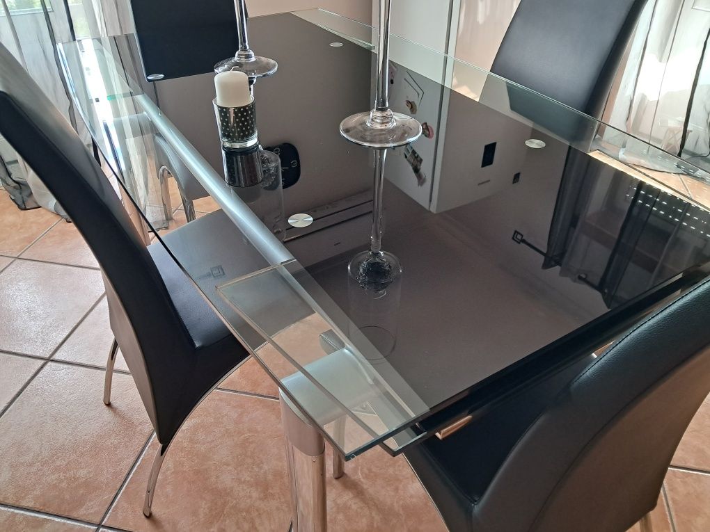 Mesa com  cadeiras