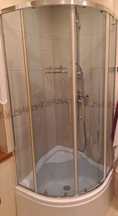 Brodzik z kabiną prysznicową