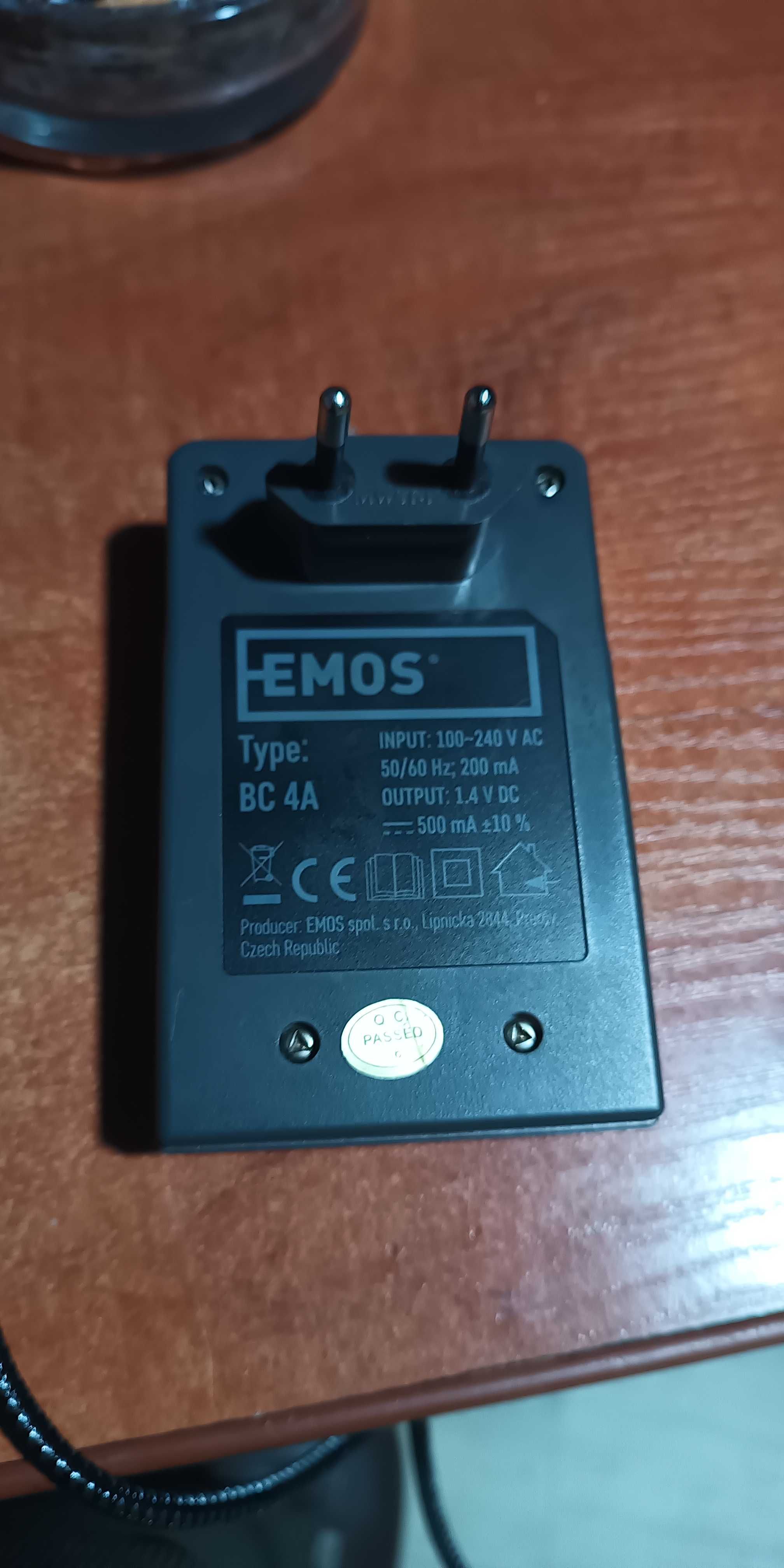 EMOS Ładowarka do 4 ogniw, 500 mA, uniwersalna ładowarka NiMH, NiCd
