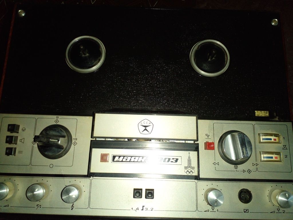 Винтажный бабинный магнитофон маяк-203