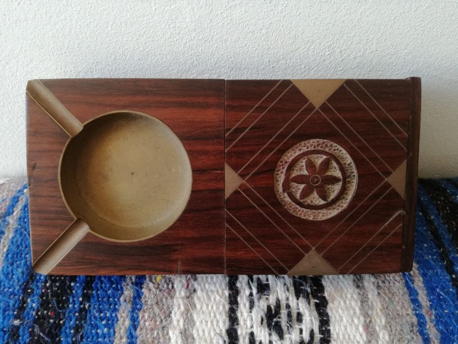 Antigo cinzeiro c/caixa p/ cigarros de madeira