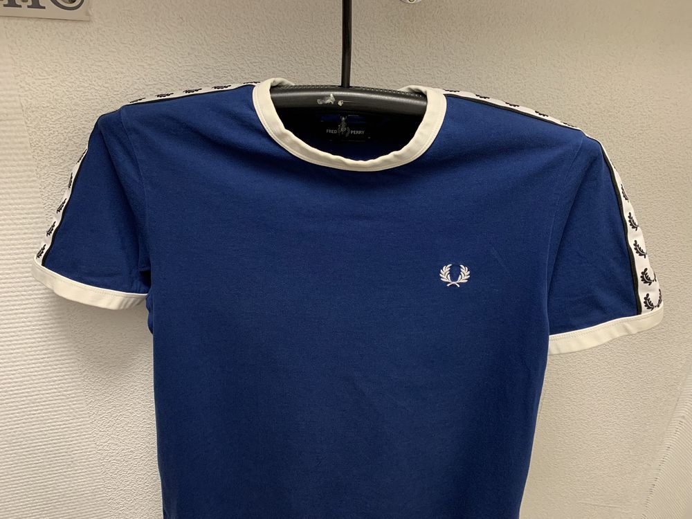 Fred Perry темно синяя футболка М-Л с лампасами прада гуччи