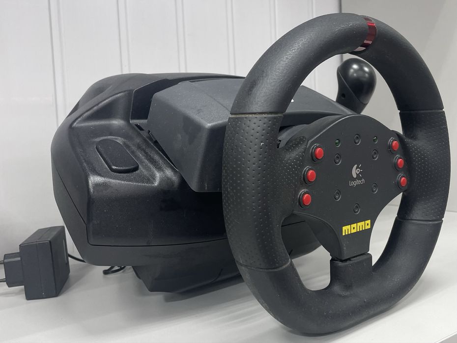 Игровой руль Logitech momo