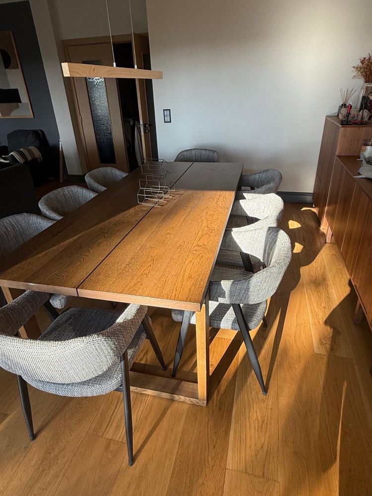 Mesa Ikea para oito pessoas.