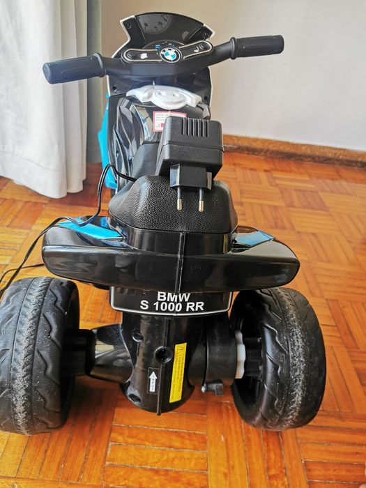 Mota BMW eléctrica com carregador