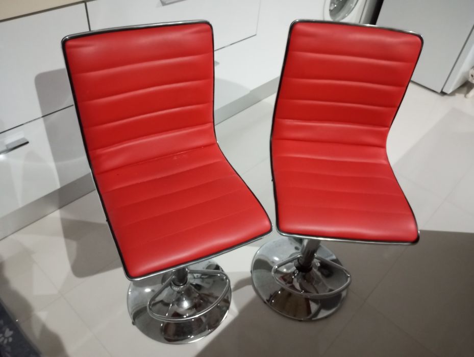 Duas cadeiras de bar