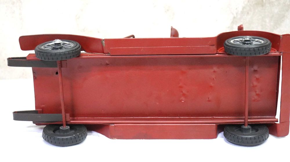 Model starego samochodu strażackiego