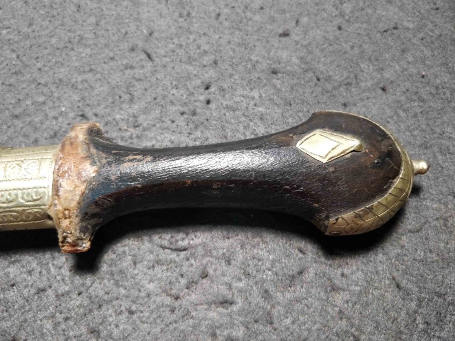 Antiga adaga marroquina , em metal e madeira
