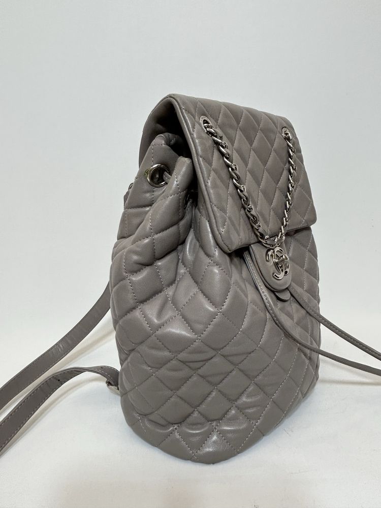 Рюкзак Chanel гарного сірого кольору.