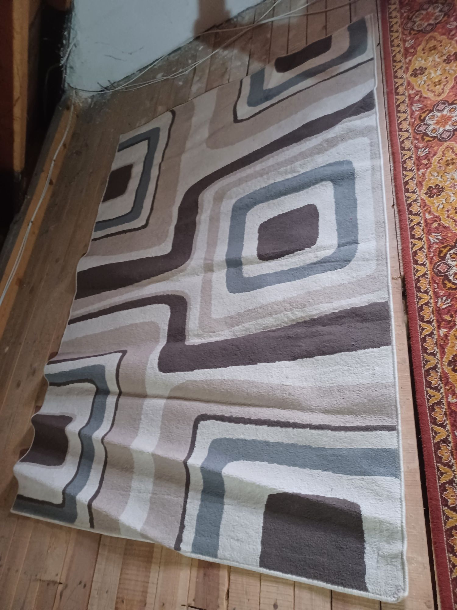 Duży nowy dywan o ładnym wzoru