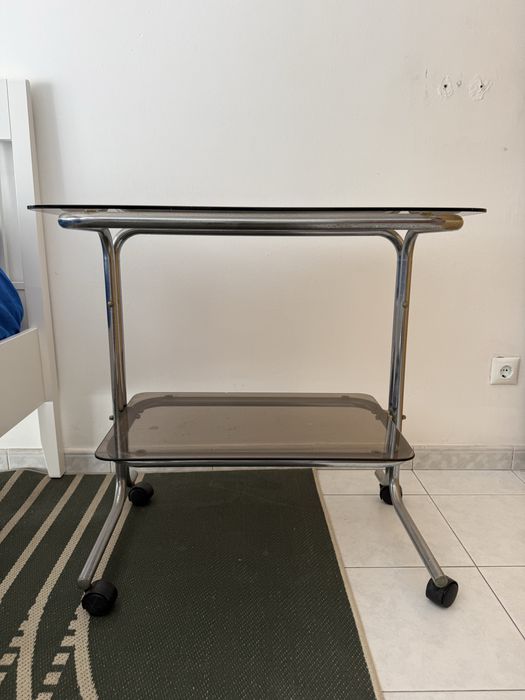 Mesa de vidro e metal