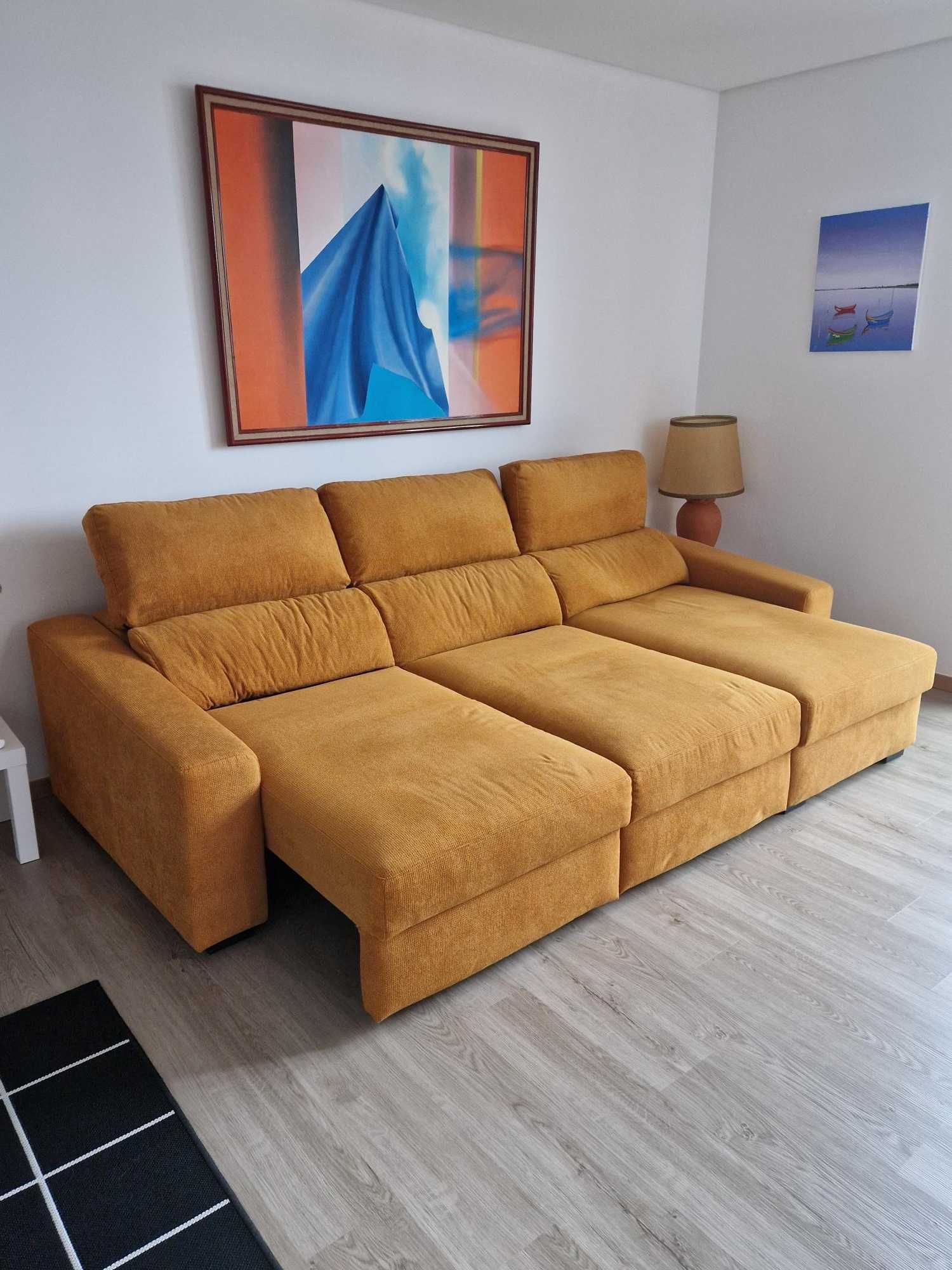 Excelente sofá que facilmente se transforma em cama de casal