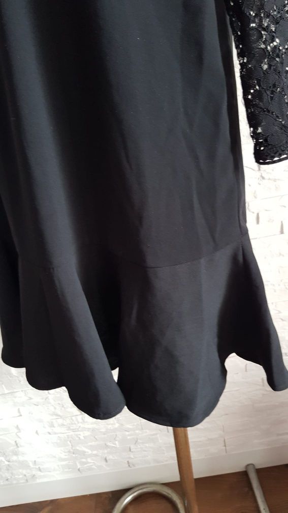 Zara czarna koronkowa sukienka mini
