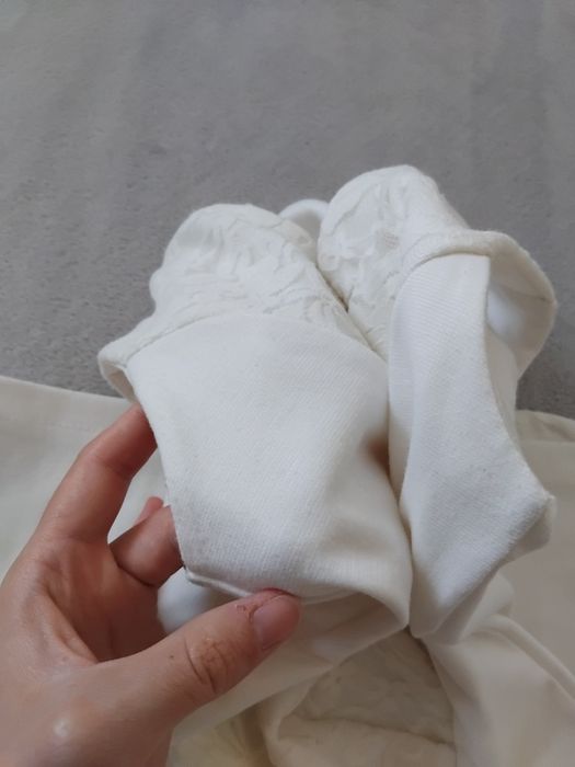 Klasyczna sukienka ołówkowa śmietankowa biel koronkowy przód roz. XS/S