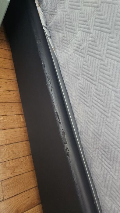 Cama casal em pele preta