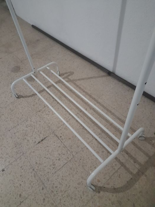Cabideiro metálico, com rodas