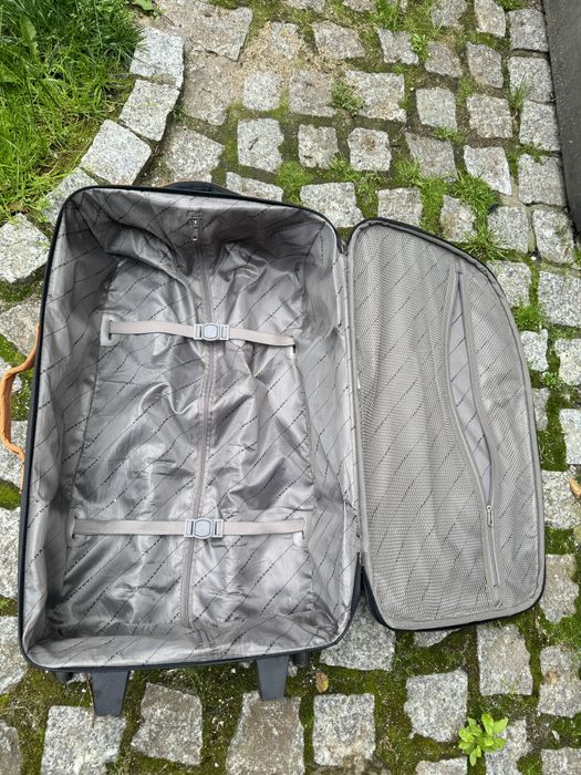 Walizka podróżna średniej wielkosci