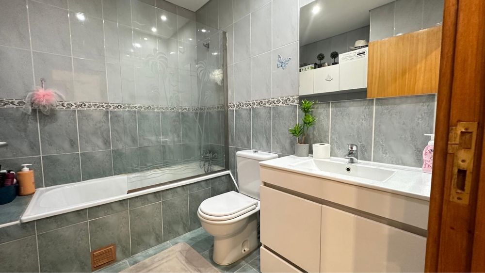 Apartamento T3 renovado c/ garagem e arrumos