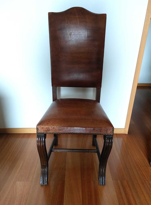 Par de cadeiras clássicas de pele genuína