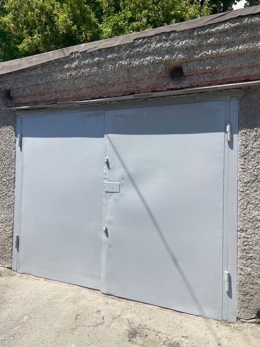 Гараж в центрі з документами.