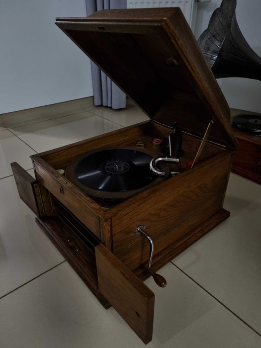 Antyczny Gramofon Gabinetowy DĘBOWY ze Szwajcarii Schowek Płyty Antyk