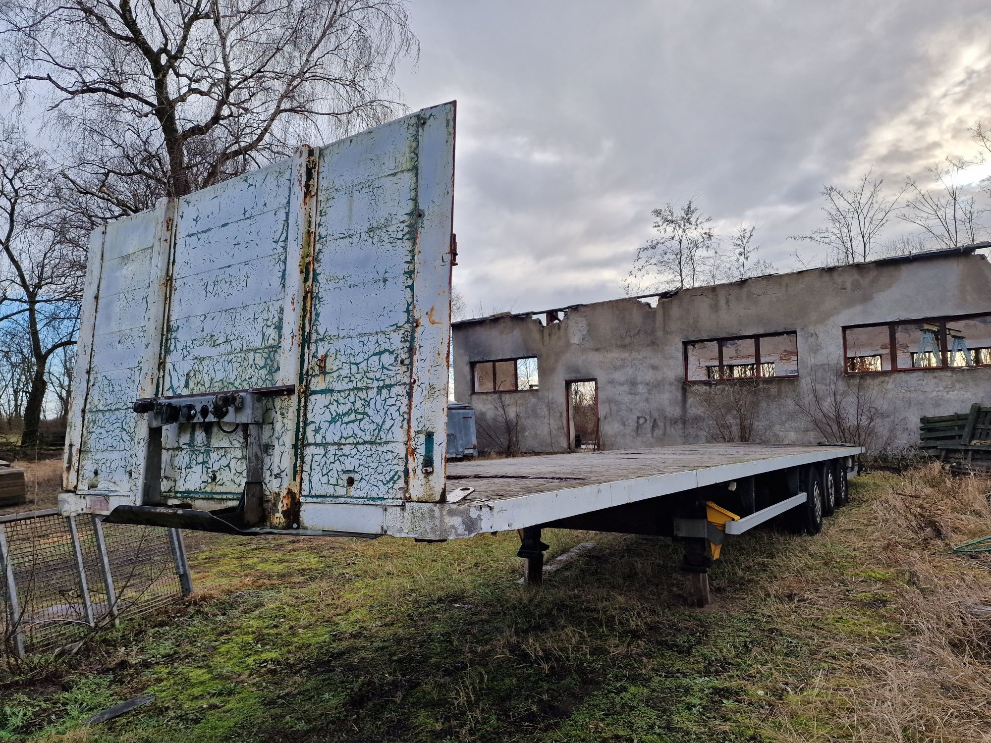 naczepa platforma mega spier saf tarcza gabaryt do balotów siana