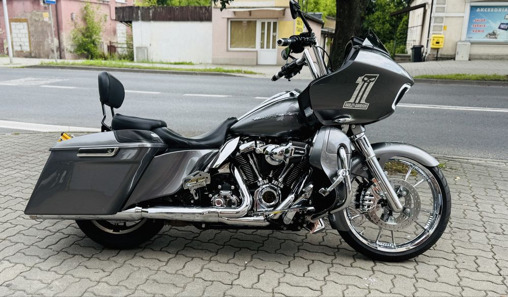 Śliczny Harely Davidson Rod Glide 2017