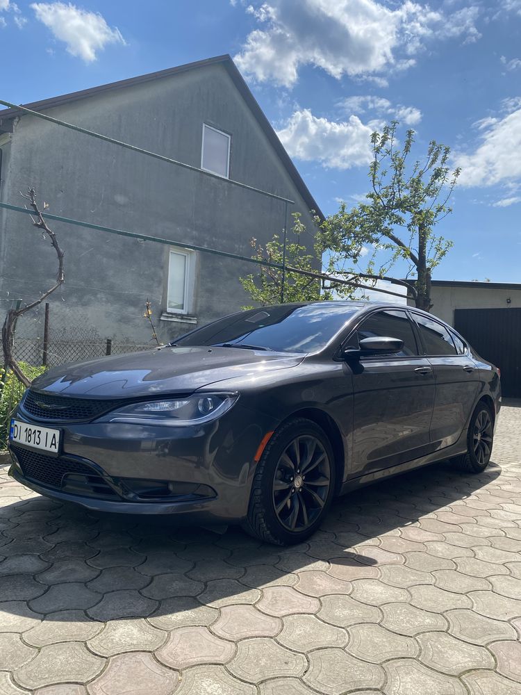 Chrysler 200   S