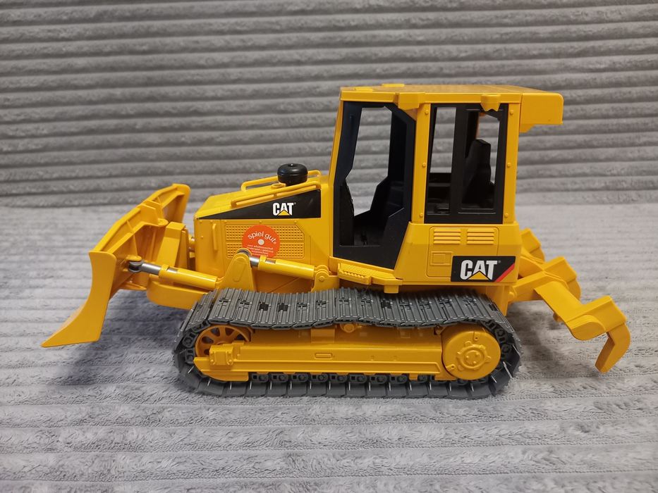 Гусеничний трактор бульдозер CAT від Bruder